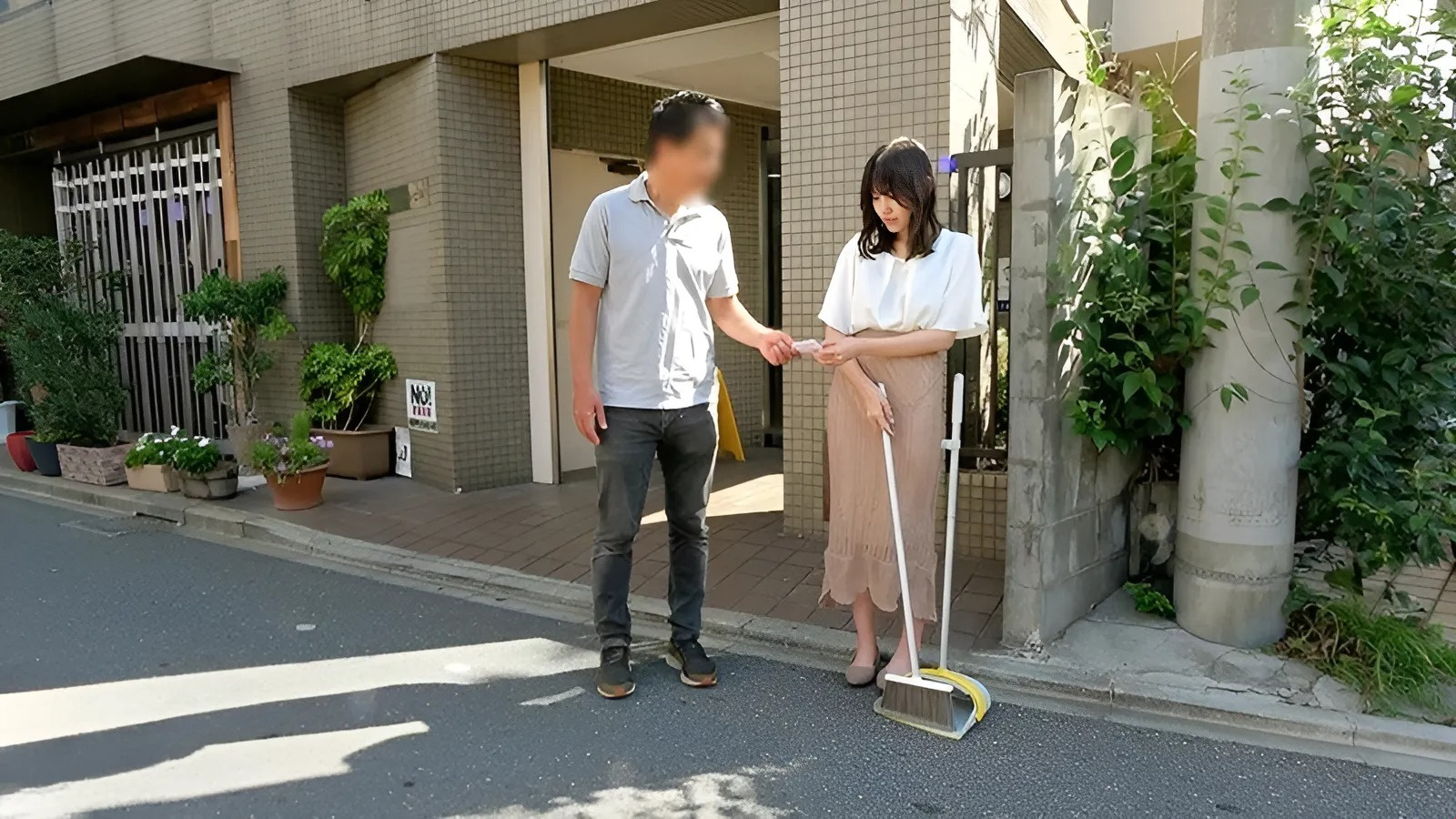 SORA-438 A violé sa voisine le jour de son anniversaire de mariage