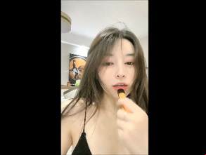 Gadis cantik di rumah semasa pandemik